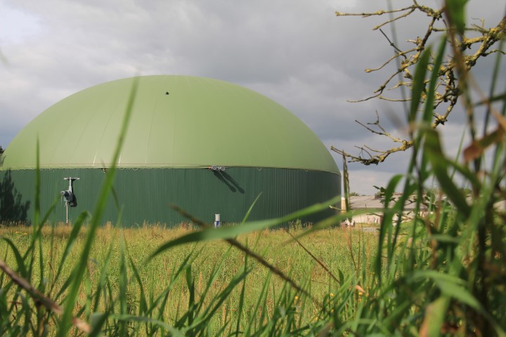 Auf Erdgas aufbereitetes Biogas (Biomethan) ist zwar deutlich teurer als Erdgas und meist unwirtschaftlich, jedoch führt das in Kürze in Kraft tretende EEG 2014 zu einer Umstellungswelle bei bestehenden BHKW-Anlagen von Erdgas auf Biomethan. (Bild: Philipp Pohlmann / pixelio.de)
