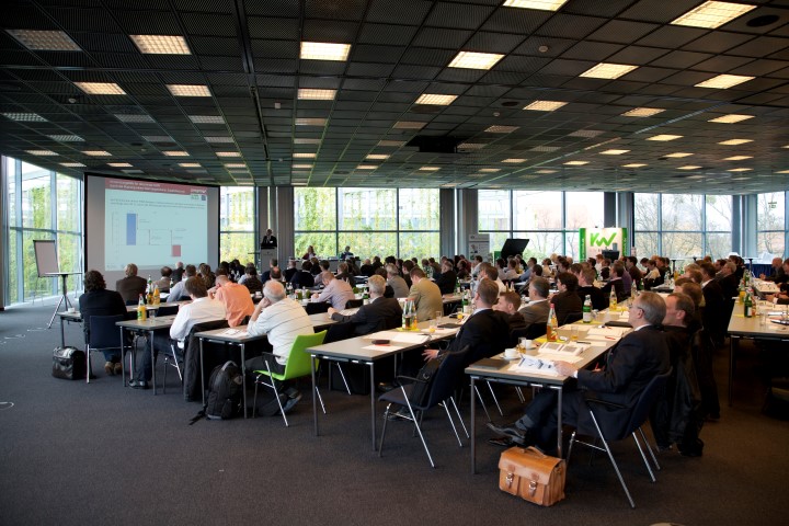 Rund 140 Teilnehmende waren bei der Mini-KWK-Konferenz 2013 in Berlin anwesend. Am 20. November 2014 findet nun die zweite Mini-KWK-Konferenz des BMUB in Berlin statt. Hierzu werden rund 150 Teilnehmende erwartet (Bild: BHKW-Infozentrum)